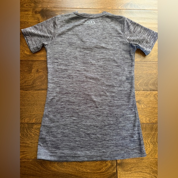 Under Armour Loose T-Shirt Heatgear V-Neck Short Sleeve Top Eggplant Women's XS - Picture 2 of 7